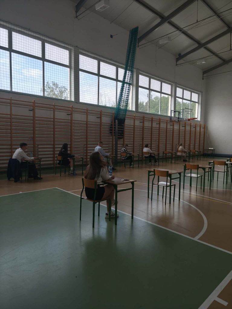 uczniowie siedzący w ławce czekając na egzamin