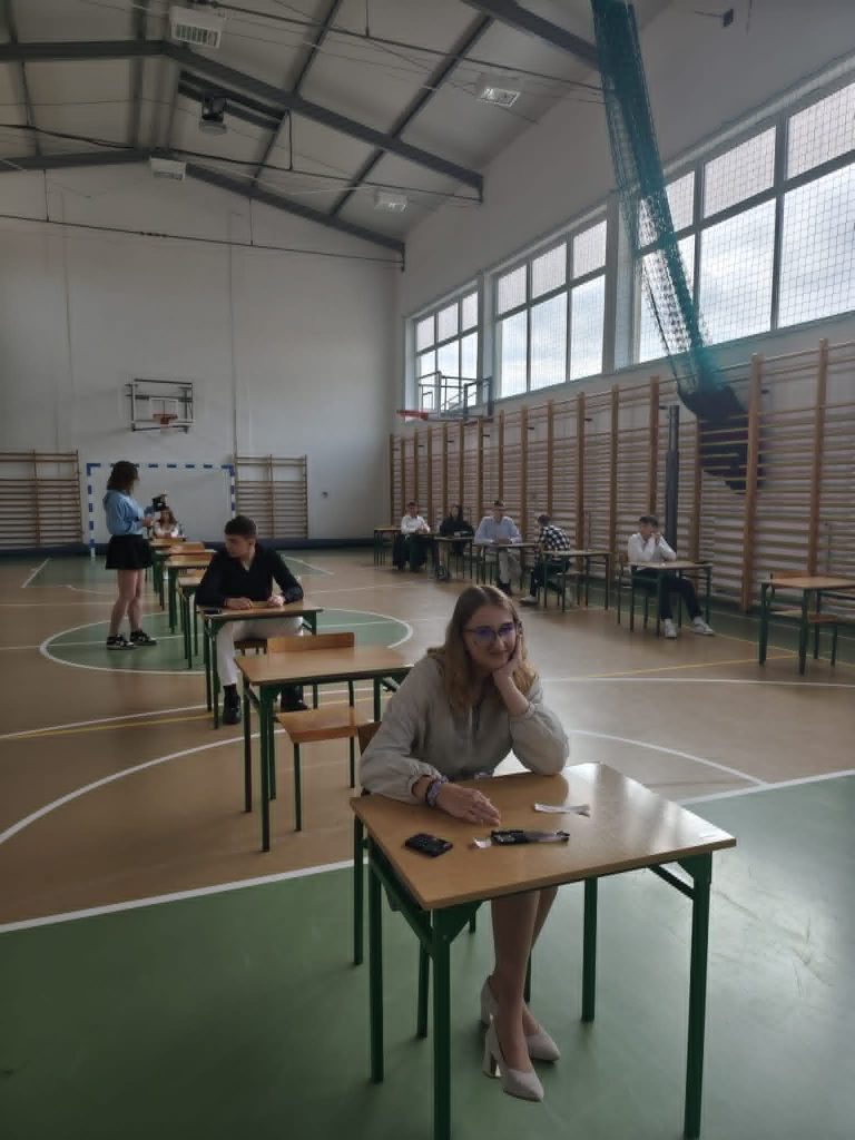 uczniowie siedzący w ławce czekając na egzamin