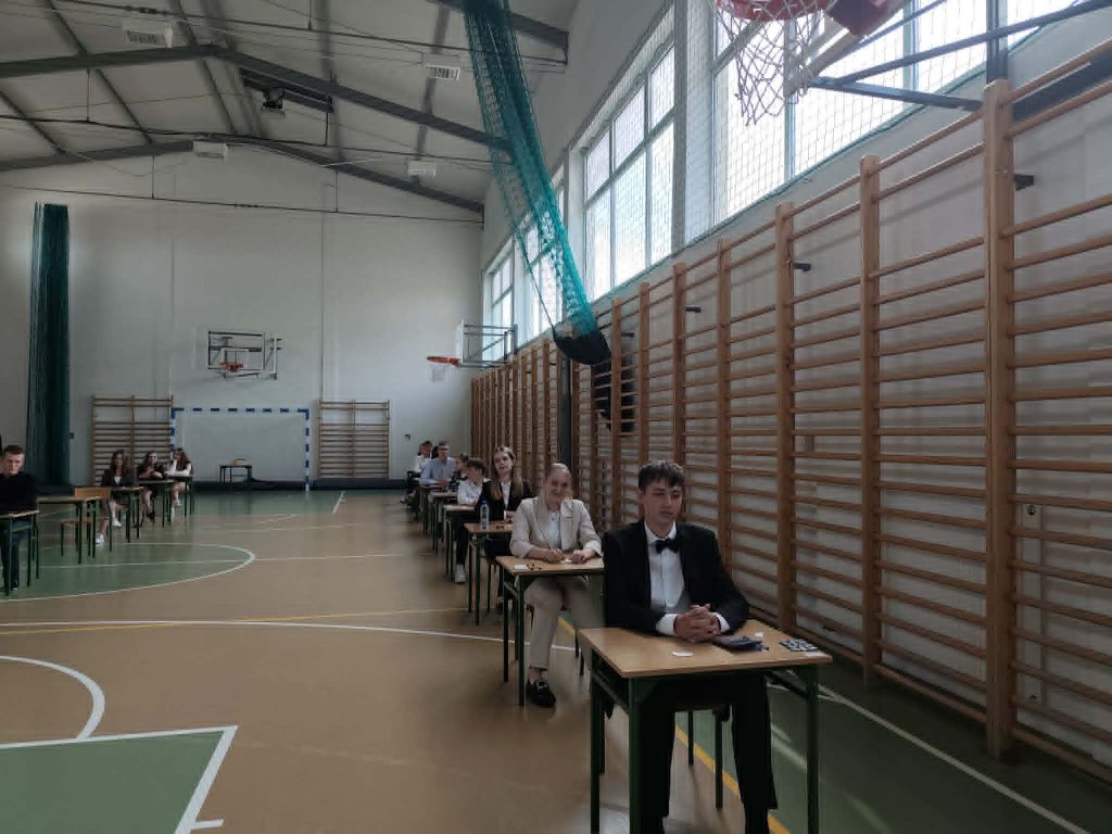 uczniowie siedzący w ławce czekając na egzamin